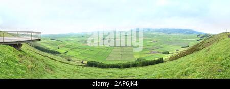 Großer Panoramablick von der Miradouro da Serra do Cume auf die weite flache Gegend auf der Insel Terceira im Archipel der Azoren. Stockfoto