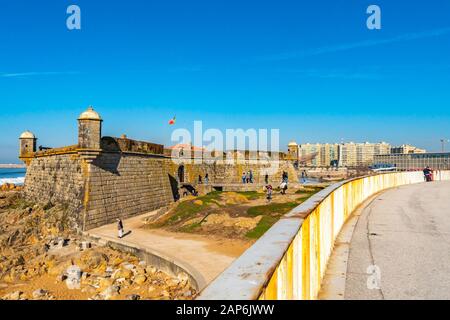 Porto Fort von Saint Francis Xavier Malerische Aussicht mit Menschen, Die An einem sonnigen blauen Himmelstag die Seite Betreten Stockfoto