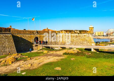 Porto Fort von Saint Francis Xavier Malerische Aussicht mit Menschen, Die An einem sonnigen blauen Himmelstag die Seite Betreten Stockfoto