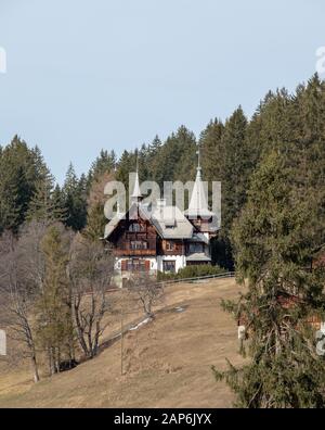 Blick auf das Lauterbrunnental, Schweiz, von hoch oben über dem Dorf Wengen in den Schweizer Alpen, an einem kalten knackigen Tag fotografiert. Stockfoto