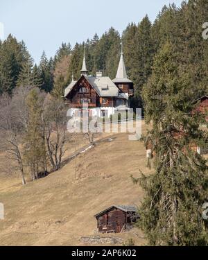 Blick auf das Lauterbrunnental, Schweiz, von hoch oben über dem Dorf Wengen in den Schweizer Alpen, an einem kalten knackigen Tag fotografiert. Stockfoto