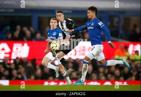 Newcastle United Miguel Almiron (Mitte) Schlachten mit Everton ist Lucas Digne (links) und Mason Holgate während der Premier League Spiel im Goodison Park, Liverpool. Stockfoto