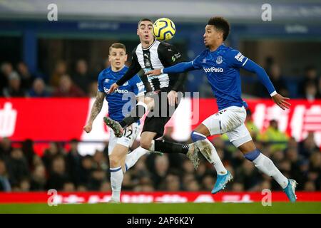 Newcastle United Miguel Almiron (Mitte) Schlachten mit Everton ist Lucas Digne (links) und Mason Holgate während der Premier League Spiel im Goodison Park, Liverpool. Stockfoto