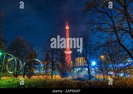 Berlin, Deutschland - 10. november 2018: Der beleuchtete Funkturm in Berlin und die Messe Stockfoto