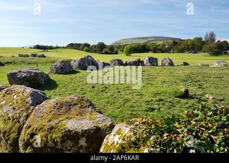 Carrowmore Jungsteinzeit Megalith-Grabanlage 5000+ Jahre alt. Westlich über Steinkreis Carrowmore 57 bis Königin Maeves Grabkairn oben auf Knocknarea Stockfoto