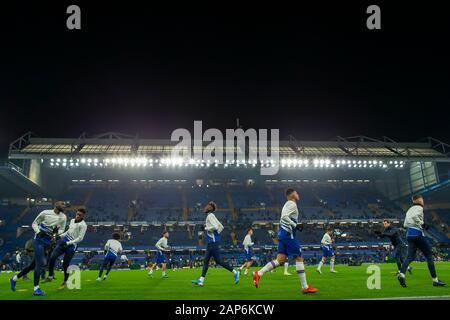 Stamford Bridge, London, UK. 21 Jan, 2020. Fußball der englischen Premier League Chelsea gegen Arsenal, Chelsea Spieler Warm-up, Streng redaktionelle Verwendung. Keine Verwendung mit nicht autorisierten Audio-, Video-, Daten-, Spielpläne, Verein/liga Logos oder "live" Dienstleistungen. On-line-in-Match mit 120 Bildern beschränkt, kein Video-Emulation. Keine Verwendung in Wetten, Spiele oder einzelne Verein/Liga/player Publikationen Quelle: Aktion plus Sport/Alamy leben Nachrichten Stockfoto