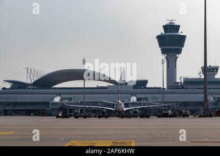 München, 19. April 2019: Flugzeug auf Asphalt am Flughafen München am Terminal 2 mit dem Namen Flughafen Franz Josef Strauß Stockfoto