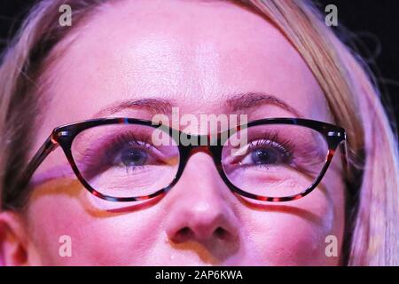 Die spitzenkandidaten Rebecca Long-Bailey spricht mit Anhänger auf einer Wahlkampfveranstaltung in Hackney, London. Stockfoto