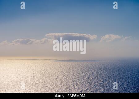 Wolke, die Schatten auf der Wasseroberfläche während des Sonnenuntergangs mit schönen Farben wirft, Raum für Text Stockfoto