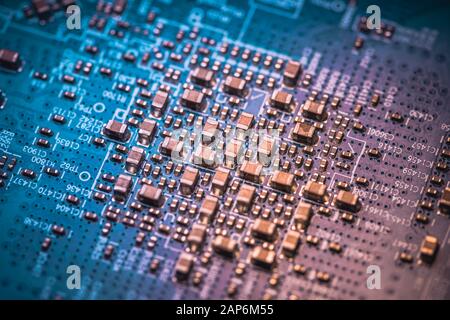 Leiterplatte. Elektronische Computerhardwaretechnologie. Digitaler Motherboard-Chip. Technischer Wissenschaftshintergrund. Integrierter Kommunikationsprozessor. SMD Stockfoto