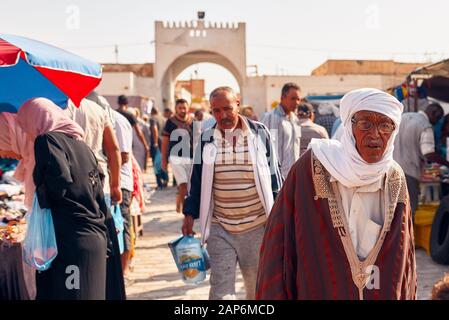 Tunisia, Oktober 10/2019 Nahaufnahme eines Mannes in traditioneller muslimischer Kleidung, mit weißem Schleier bekleidet, in einem traditionellen und typischen Tunesienmarkt Stockfoto