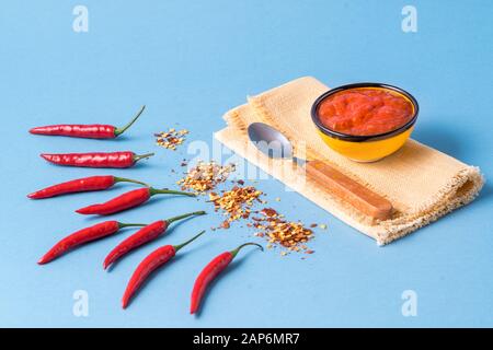 Heiße Chili Pfeffersoße Paste Harissa, traditionelles Tunisia, marokkanische, arabische Küche Adjika, Chili Pfeffer Gewürze und frische rote Chili Paprika. Stockfoto