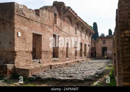 Rom. Italien. Ostia Antica. Haus der Diana (Caseggiato di Diana) von Der Via dei Balconi. Regio I - Insula III - Caseggiato di Diana (I,III,3-4) Stockfoto