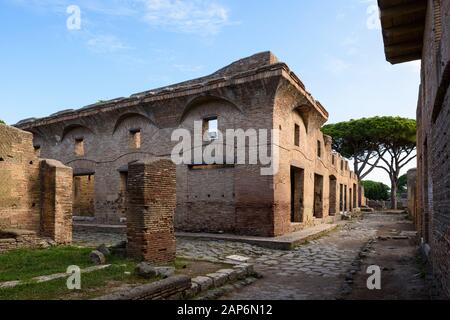 Rom. Italien. Ostia Antica. Haus der Diana (Caseggiato di Diana) von Der Via di Diana. Das von Südwesten gesehen links gelegene Gebäude ist Die Via dei Balc Stockfoto