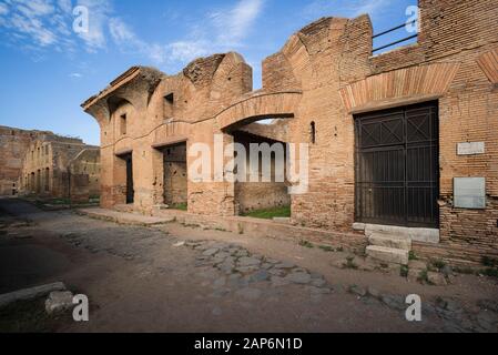 Rom. Italien. Ostia Antica. Haus der Diana (Caseggiato di Diana) von Der Via di Diana. Stockfoto