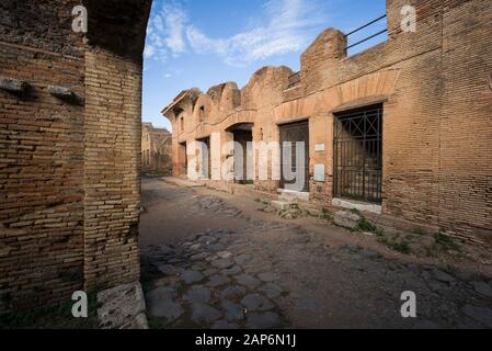 Rom. Italien. Ostia Antica. Haus der Diana (Caseggiato di Diana) von Der Via di Diana. Stockfoto