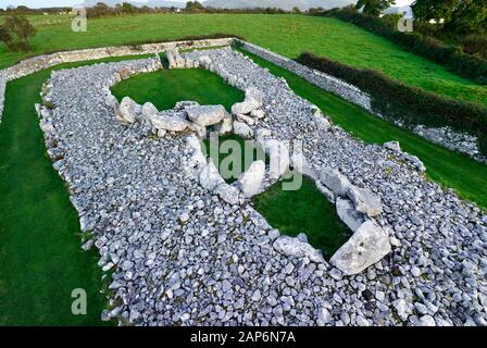 Creevykeel Prähistorische Grabbestattung Cairn 4500+ Jahre alt. Cliffony, Sligo, Irland. Über der inneren Doppelbegräbniskammer mit umschlossenem Gericht darüber hinaus Stockfoto