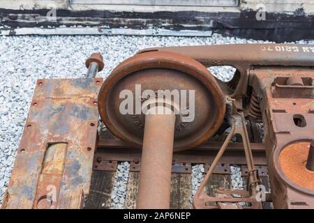 Altes rustiges Zugrad auf Bahngleise Stockfoto