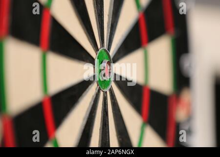 Englisches Profi-Dartboard mit Bulls Eye Close-up Stockfoto