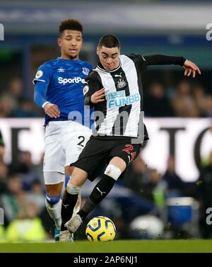 Everton ist Mason Holgate (links) und Newcastle United Miguel Almiron in Aktion während der Premier League Spiel im Goodison Park, Liverpool. Stockfoto