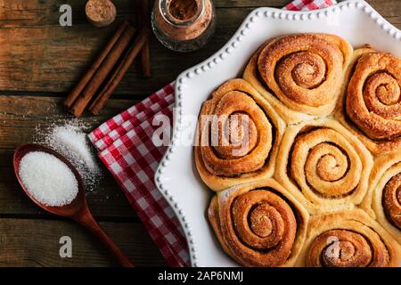 Süße Zimtbrötchen auf einem Holztisch, hausgemachte Kuchen Stockfoto