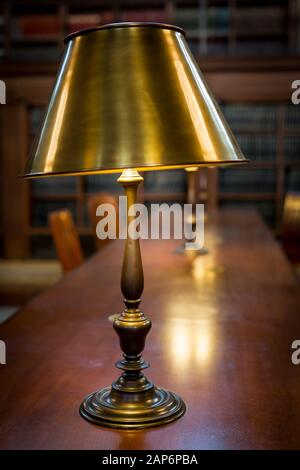 Kupfer-Schreibtischlampe im Retro-Stil in der Bibliothek Stockfoto
