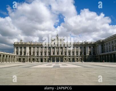 Spanien, Madrid. Royal Palace. Es wurde gebaut, im Auftrag von Philip V. Das Projekt zu Giovanni Battista Sachetti (1690-1764) in Auftrag gegeben wurde. Sein Bau begann im Jahre 1738 und das Gebäude wurde im Jahre 1764 abgeschlossen. Fassade und die Flügel des Gebäudes aus dem Quadrat der Waffenkammer. Stockfoto