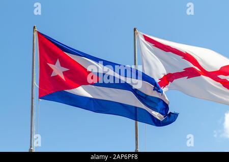 Kubanische Flagge schwenkt gegen blauen Himmel Stockfoto