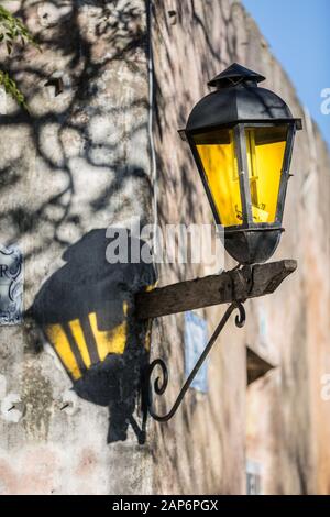 Metalllaterne im alten Stil an der Wand Stockfoto