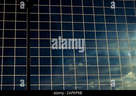 Blick auf einen Büroblock mit reflektierenden Glasfenstern an der Milton Keynes Station, Buckinghamshire Stockfoto