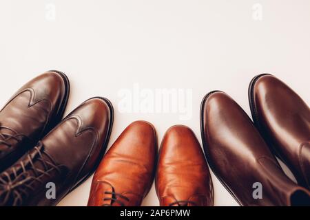 Schuhe, drei Paar stylische Lederstiefel für Herren. Winter-, Herbst- oder Frühjahrsmode. Schuhe. Verkauf Stockfoto