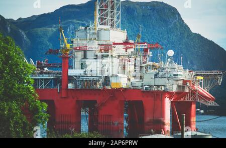 Öl-, Petroleum- und Gasplattform in der Bucht, Hochseeöl- und Rig-Construction Sommer Küstenblick Stockfoto