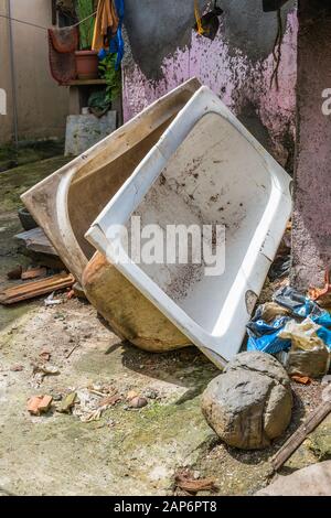 Alte schmutzige Badewanne in einem indischen Slum Stockfoto