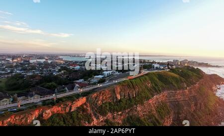 Luftaufnahme des anzac Walk in newcastle bei Sonnenaufgang Stockfoto