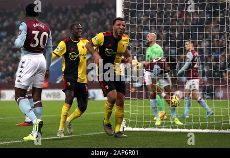 Die watford Troy Deeney feiert zählenden erste Ziel seiner Seite des Spiels mit Abdoulaye Doucoure (links) Während der Premier League Match in der Villa Park, Birmingham. Stockfoto