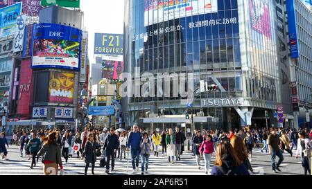 Tokio, JAPAN - 18. APRIL 2018: Fußgänger, die auf der shibuya Crossing in tokio über die Straße gehen Stockfoto