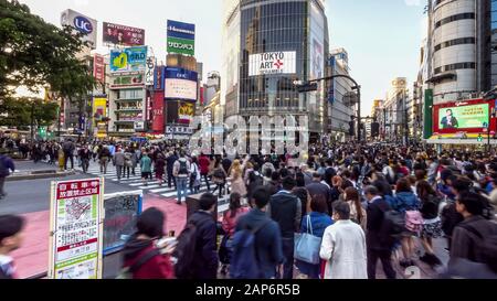 Tokio, JAPAN - 18. APRIL 2018: Weitwinkel-Weitwinkelaufnahme von shibuya Crossing in tokio Stockfoto