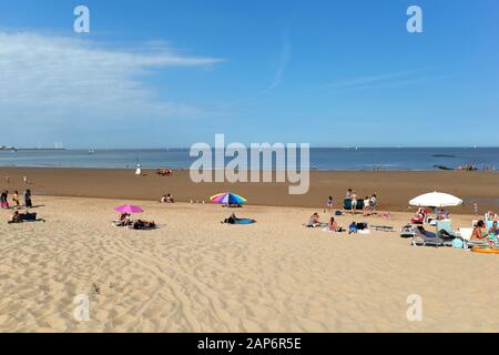 Knokke, Belgien - 31. August 2019: Touristen am Strand im Sommer nehmen Sonnenbad Stockfoto