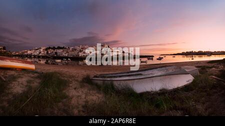 Schöne Fischerdorf Ferragudo bei Dämmerung, Algarve, Portugal. Stockfoto