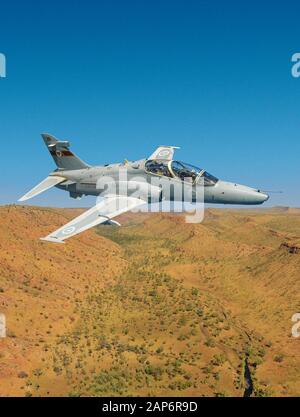 Eine Portrait-Luft zum Luftbild eines RAAF, BAE Hawk Militär-Jet-Trainers, über einer westaustralischen Landschaft. Stockfoto