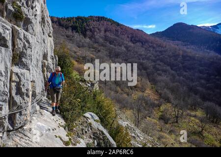 Wanderin auf Drahtseil, allein über Goulier, Vicdessos-Tal, Ariege, Französische Pyrenäen, Frankreich Stockfoto