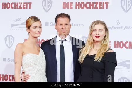 Berlin, Deutschland. 21 Jan, 2020. Til Schweiger, Schauspieler, kommt mit seinen Töchtern Lilli Schweiger (l) und Luna Schweiger die Weltpremiere seines neuen Films "The Wedding" im Zoo Palast. Quelle: Annette Riedl/dpa/Alamy leben Nachrichten Stockfoto