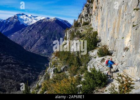 Wanderin auf Drahtseil, allein über Goulier, Vicdessos-Tal, Ariege, Französische Pyrenäen, Frankreich Stockfoto