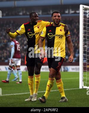 Die watford Troy Deeney feiert zählenden erste Ziel seiner Seite des Spiels mit Abdoulaye Doucoure (links) Während der Premier League Match in der Villa Park, Birmingham. Stockfoto