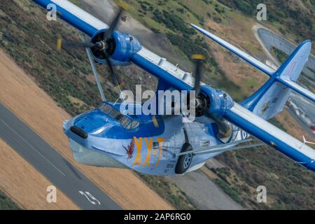 WWII Consolidated PBY-5A Catalina in New Zealand Air Force Colors, fotografiert über Whanganui, NZ. Stockfoto