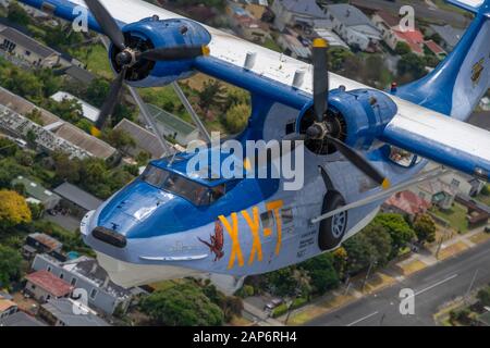 WWII Consolidated PBY-5A Catalina in New Zealand Air Force Colors, fotografiert über Whanganui, NZ. Stockfoto