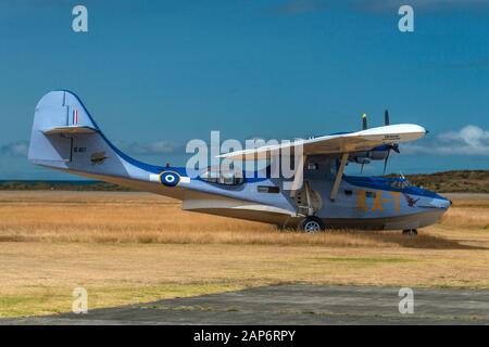 WWII Consolidated PBY-5A Catalina in New Zealand Air Force Colors, Taxis zum Start auf einer Trockenrasenflugbahn, Neuseeland. Stockfoto