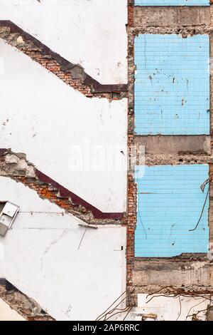 Detail-Kulisse Wand aus abgerutteten Gebäuden mit zurückgebliebenen Positionen von Treppen, Boden und Fliesen (Kopierraum) Stockfoto