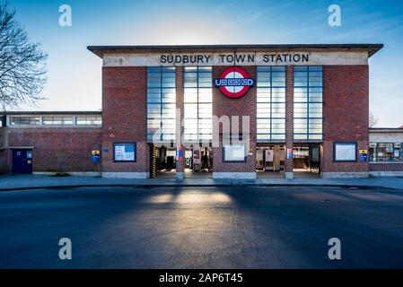 Sudbury Town U-Bahn Station in London. Die Piccadilly-Linie der Londoner U-Bahn Station von Charles Holden in einem modernen europäischen Stil. 1931. Klasse II. Stockfoto