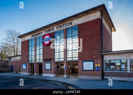 Sudbury Town U-Bahn Station in London. Die Piccadilly-Linie der Londoner U-Bahn Station von Charles Holden in einem modernen europäischen Stil. 1931. Klasse II. Stockfoto